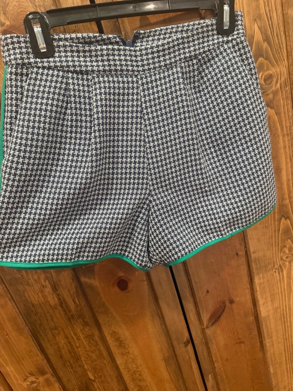 Tahari Tweed Shorts w Green Trim Size 2